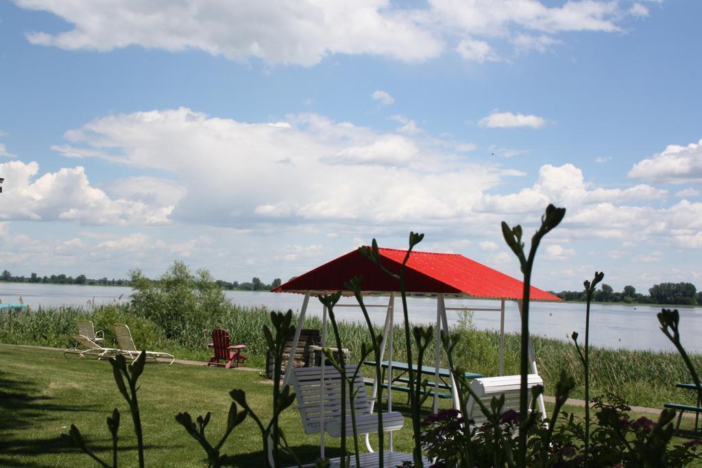 Au Doc Motel Repentigny Kültér fotó